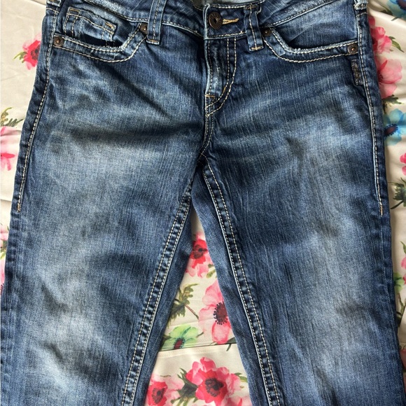 Silver Jeans Medium Blue Capri style Jeans with Embroidered Back Pockets - Picture 2 of 4